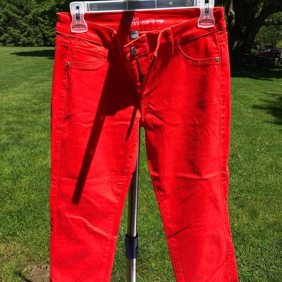 NWT New York And Company Red Capris Joggings 4 - Picture 1 of 3